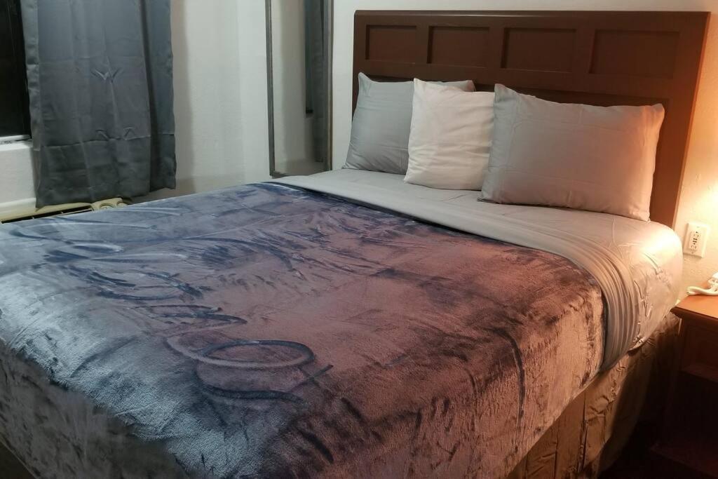 Hotel 2 Queen Beds Hotel Room 237 Booking สติลวอเตอร์ ภายนอก รูปภาพ